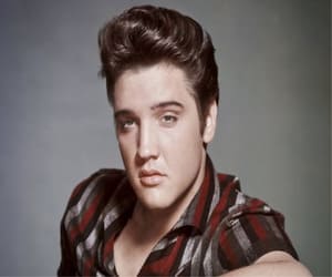 Elvis Presley - Letras y Acordes de las canciones más populares de los artistas del momento